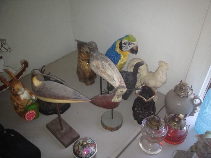 COLLECTION OF WOODEN BIRDS AND THAT PARROT WITH FEATHERS (NOT LIVE) ROOSTER IS CERAMIC