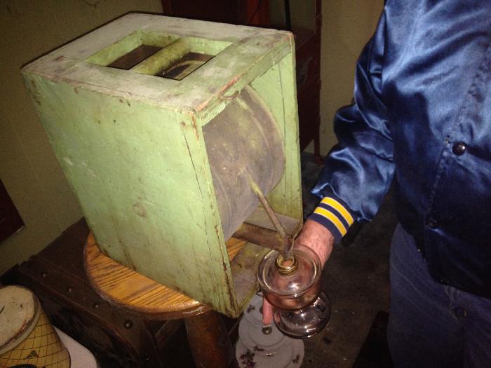 Shows how kerosene container worked