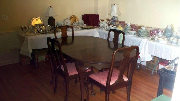 Beautiful mahogany dining room table with 3 leaves