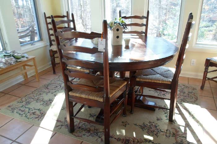 love this round dining table w/6 chairs, cute, cute
