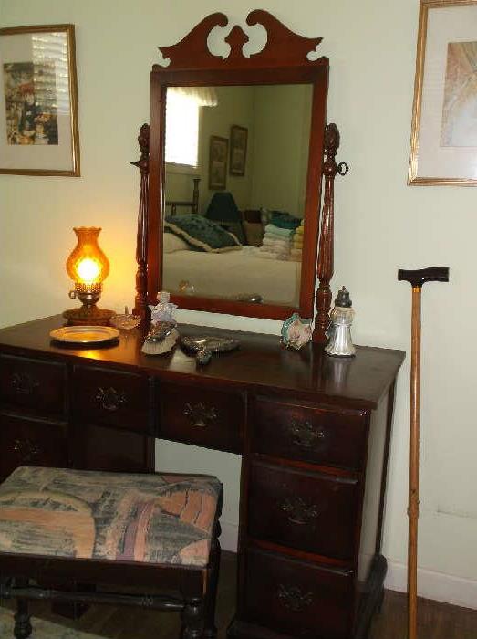 Mahogany vanity dresser w/mirror and bench