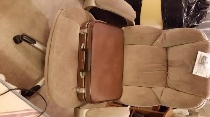 Sears cloth desk chair. Leather breifcase with keys 