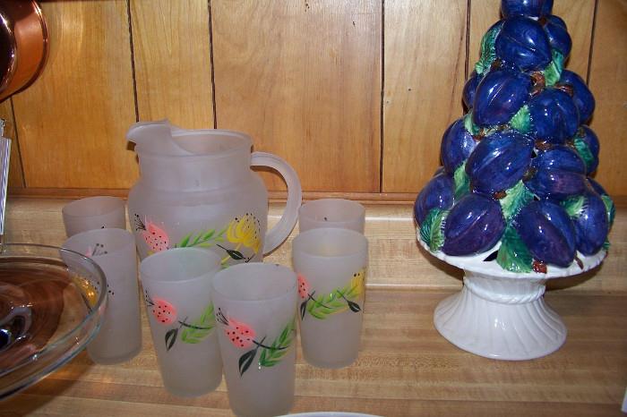 Love this 1950's lemonade set - shown next to the set is an Italian piece