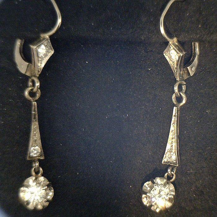Antique 18 kt white gold diamond drop earrings