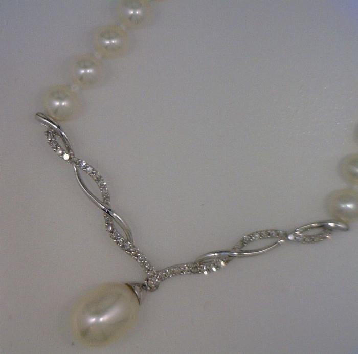 Freshwater pearl necklace with diamond drop