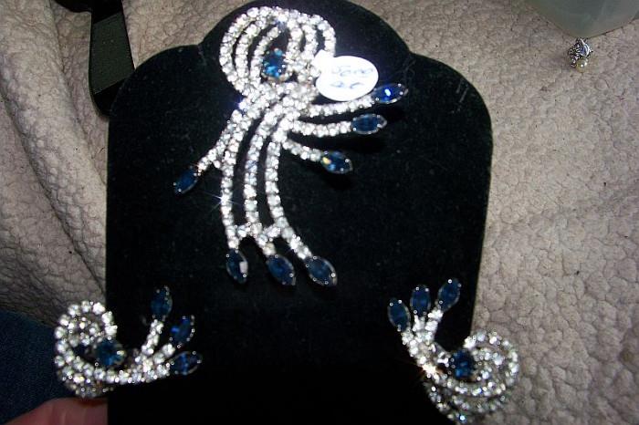 Outstanding pin and earring set - clear and sapphire colored stones