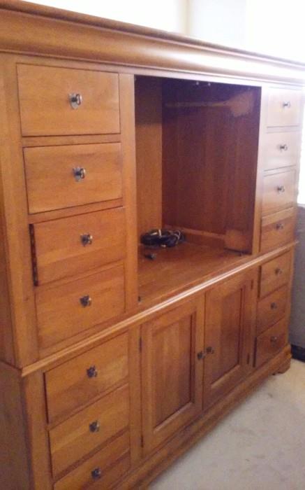 Robb & Stucky bedroom set - chest / cabinet