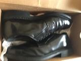 MENS CLOTHING SIZE MEDIUM / PANTS SIZE 32-34 / SHOE SIZE 7 WIDE