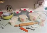  Tupperware Measuring Cup Mix n Stor Batter Bowls with Pour Spout Lid, Wet/Dry Double Measuring Cup,  Tupperware white creamer & sugar 