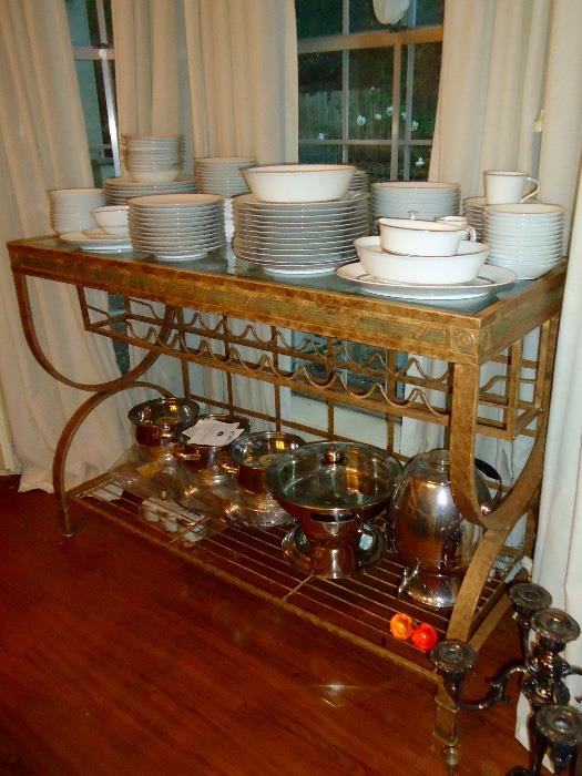Matching server to breakfast dining table