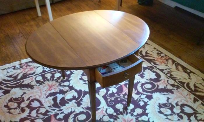Hepplewhite Federal Style Double Drop Leaf Table.