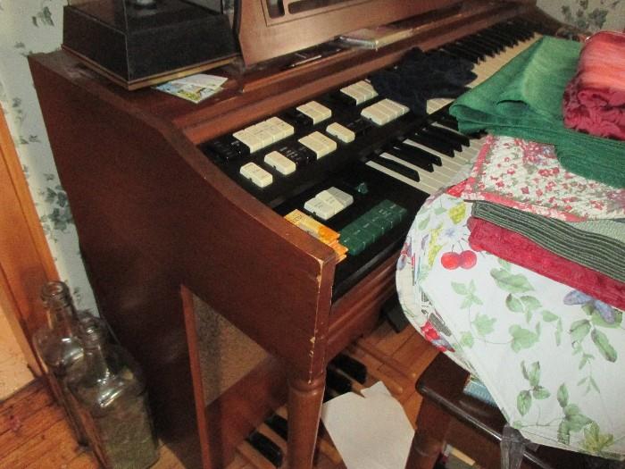 Organ with Bench