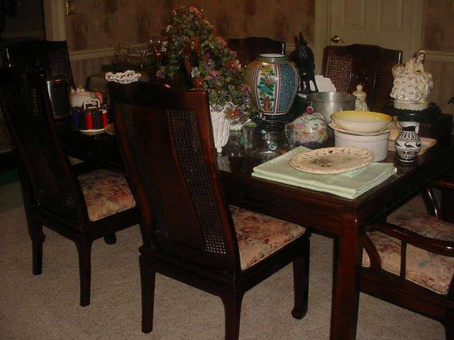 Beautiful Henredon Dining table, 8 chairs and also a side buffet to match