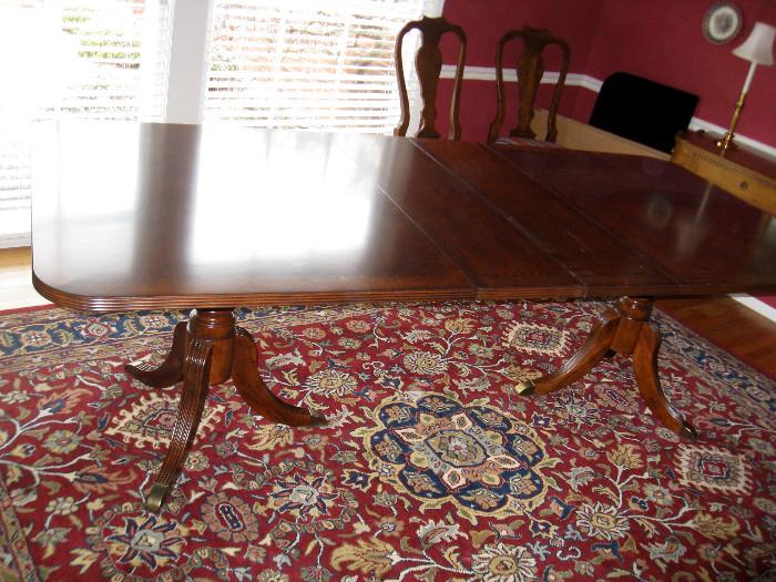 Gorgeous pedestal 8' table with 2 leaves makes the table 10 feet long!