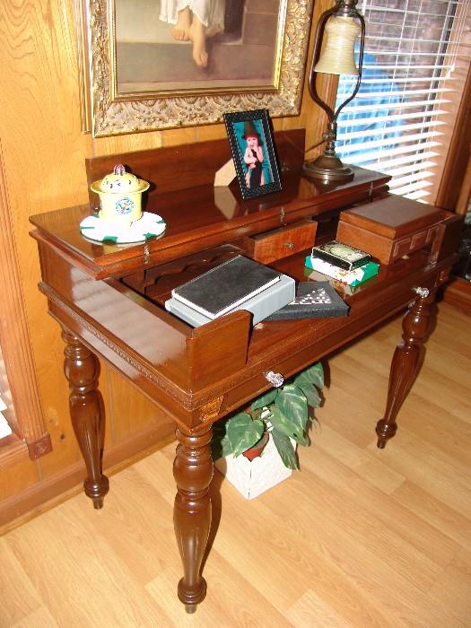 Piano mahogany desk with turned legs