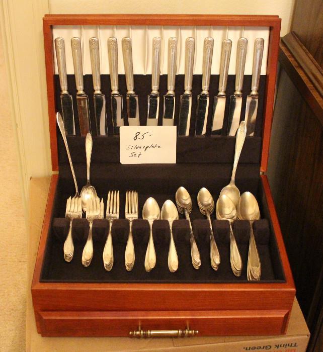 Silverplate set with very nice silver chest