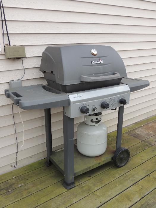 Char Broil Grill w/ Propane cylinder