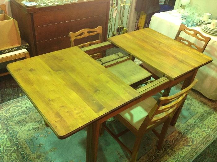 Mid-Century Dining Table w/ Collapsable Center Leaf - Detail