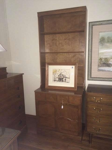 Bookcase / cabinet in like new condition.  Priced to sell!