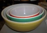 Pyrex vintage nested mixing bowls - set of 3