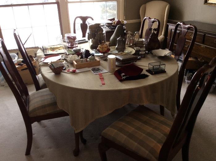 Thomasville dining room table and 6 chairs