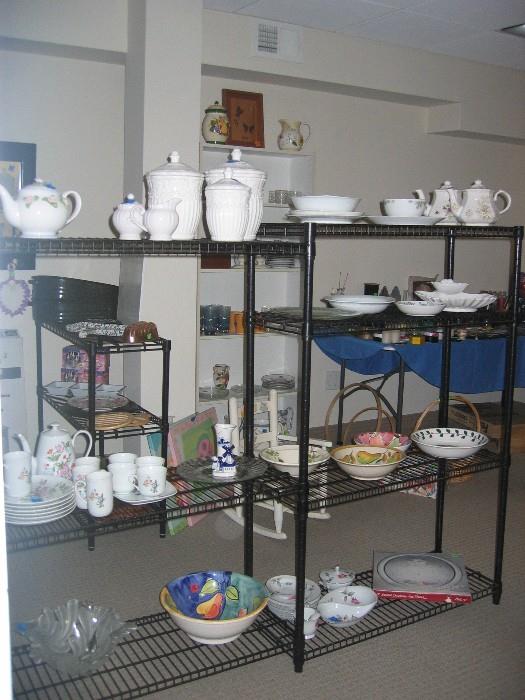 Lots of bowls, and kitchen ware