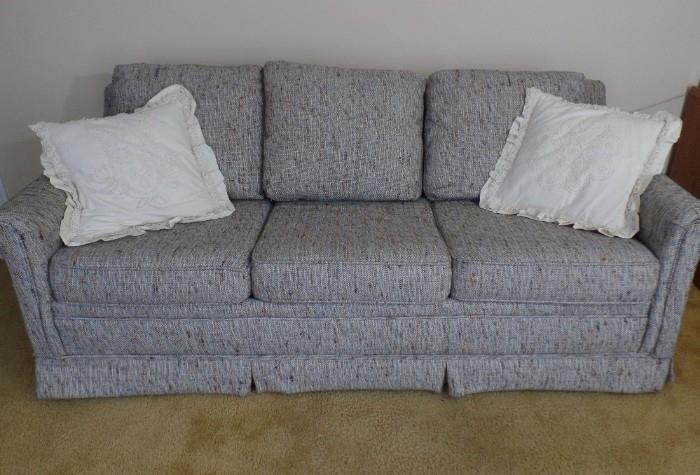 Kingsdown Tweed Pullout Sleeper Couch             http://www.ctonlineauctions.com/detail.asp?id=363982