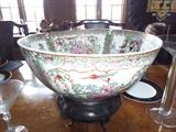 ROSE MEDALLION BOWL.  ASIAN CHINESE KOREAN JAPANESE CHINOISERIE HOLLYWOOD REGENCY COLLECTORS!!!  GET HERE EARLY.