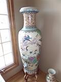 BEAUTIFUL HAND PAINTED 5' VASE WITH BASE.  