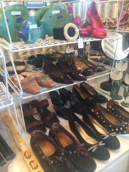 Variety of shoes (many size 6-7)