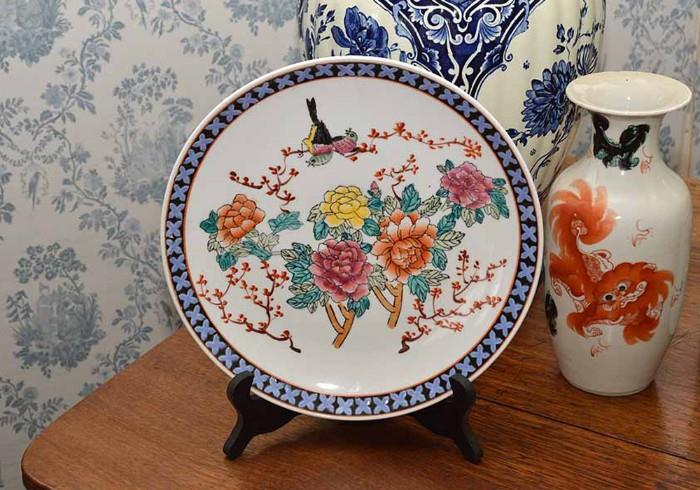 Chinese / Japanese Porcelain Plates & Vases