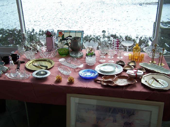 TABLE OF CUT & PRESSED GLASS & OTHER SMALLS