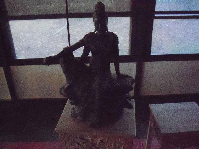 Oriental figure / statue