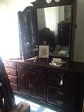 Tri-fold mirror dresser