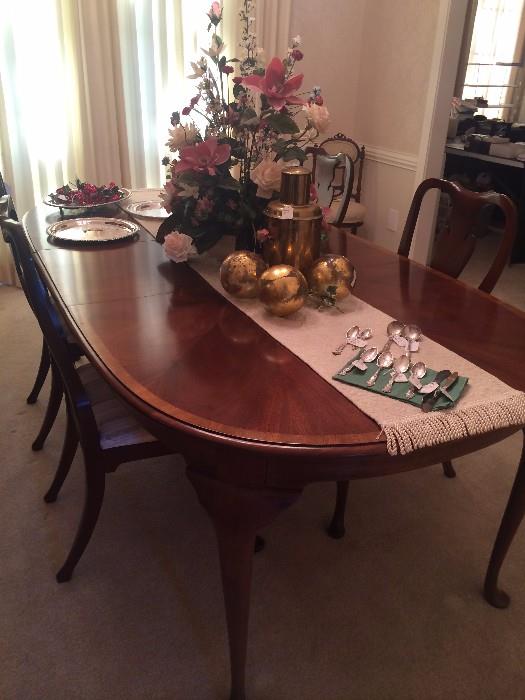 Elegant Queen Anne dining table/chairs