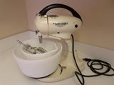 Vintage Hamilton Beach mixer with 2 porcelain bowls,circa 1940. Excellent working condition