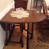 Gate leg table
