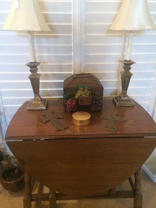Drop leaf table; brass lamps