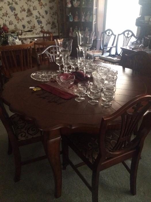 Dining table (has leaves) and 6 chairs 