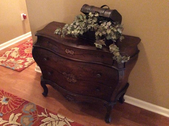Lovely medium size chest - could use so many places!  More greenery in decorator box