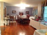 Oak dining table. 1 captain & 5 side chairs
