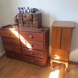 DRESSER/JEWELRY CHEST/JEWELRY\