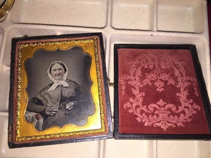 ANTIQUE PICTURE FRAME