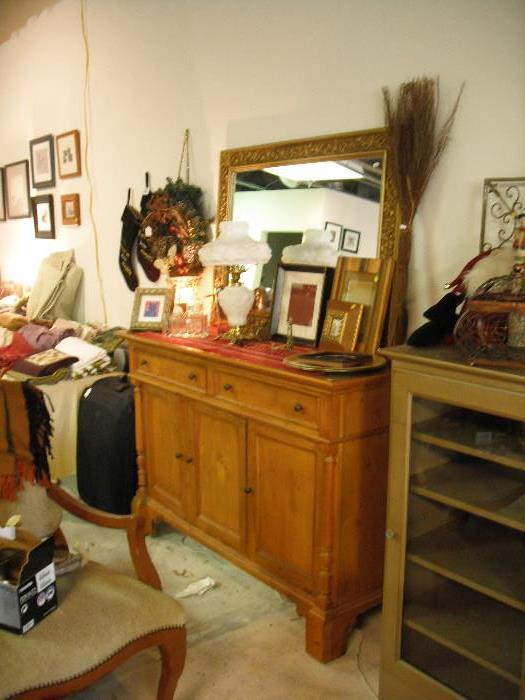 Bob Timberlake Lexington Furniture Co. pine side board/buffet; gold wall mirror; antique glass table lamp