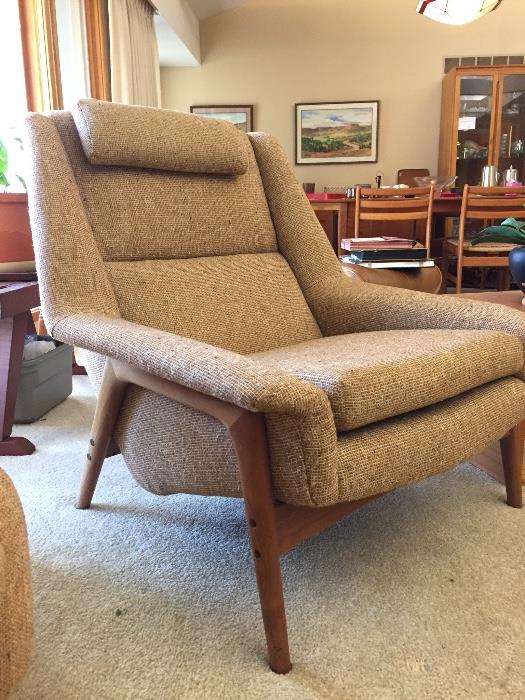 Dux Scandinavian Mid Century Modern Chair with adjustable/removable neck rest