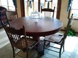 Antique round table w/3 leaves