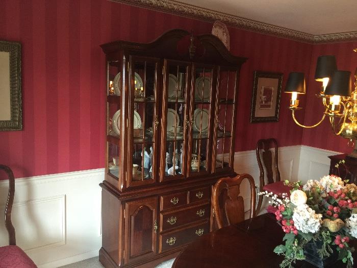 Beautiful Early American Dining room set, like new. Table comes with spare leafs and padded cover. Also a matching buffet table.