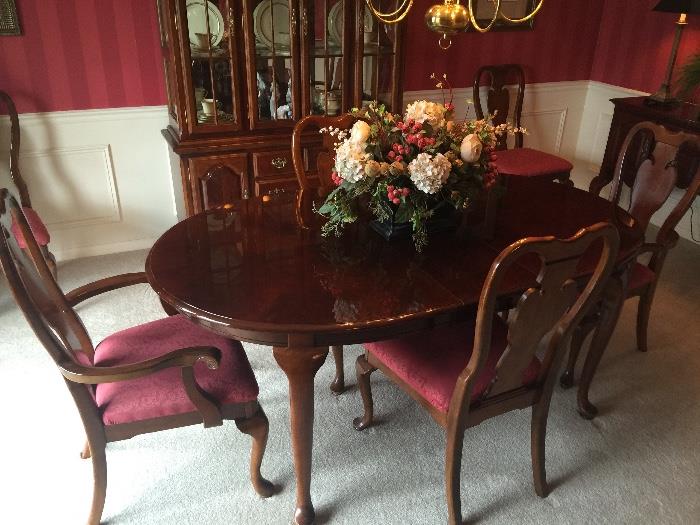 Beautiful early American dining room set.