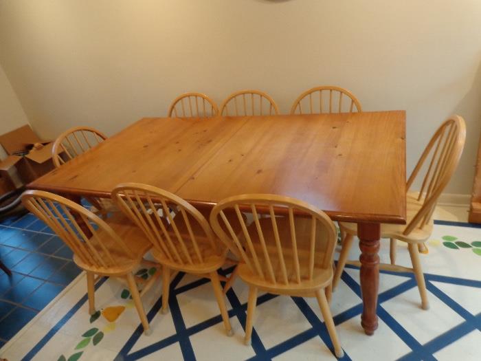 Pulaski dining room table (+1 leaf) with 8 chairs 