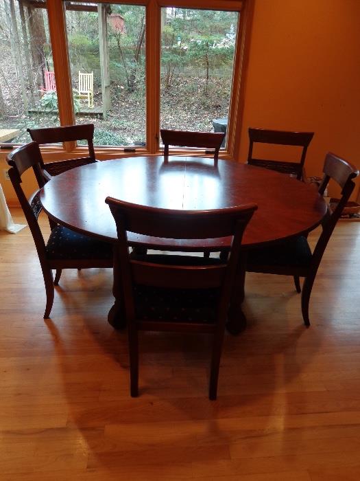 Ethan Allen 5ft round table with 6 matching chairs